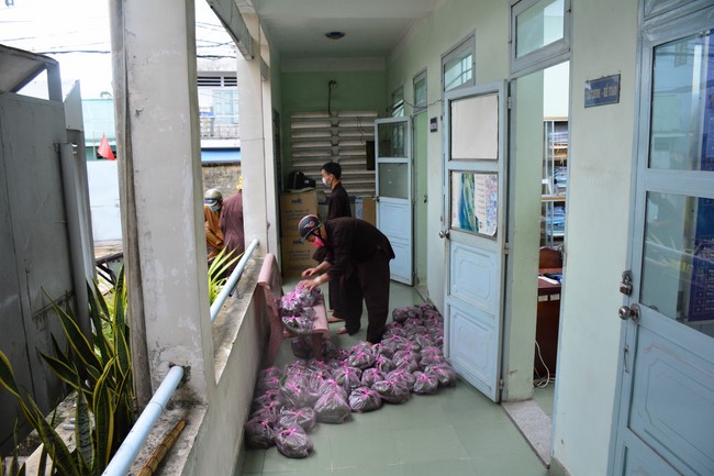 Continuing to support people in need in the Covid-19 pandemic of Hoang Phap Pagoda (series 4)